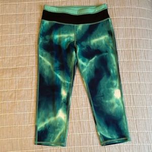 PATAGONIA Girls Capri legging - black/aqua/white pattern, like new! Size M, 10